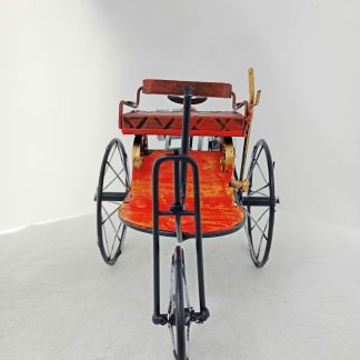 Mô hình xe hơi cổ điển ba bánh với thiết kế độc đáo MHX-0262