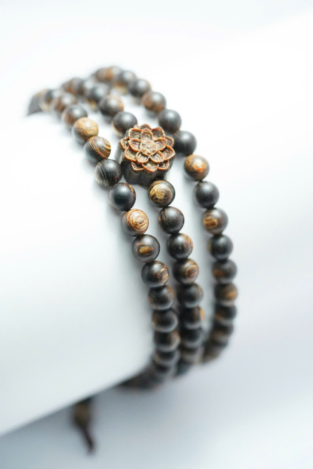 Chuỗi trầm 108 hạt sánh chìm mix hoa sen - Ảnh 2