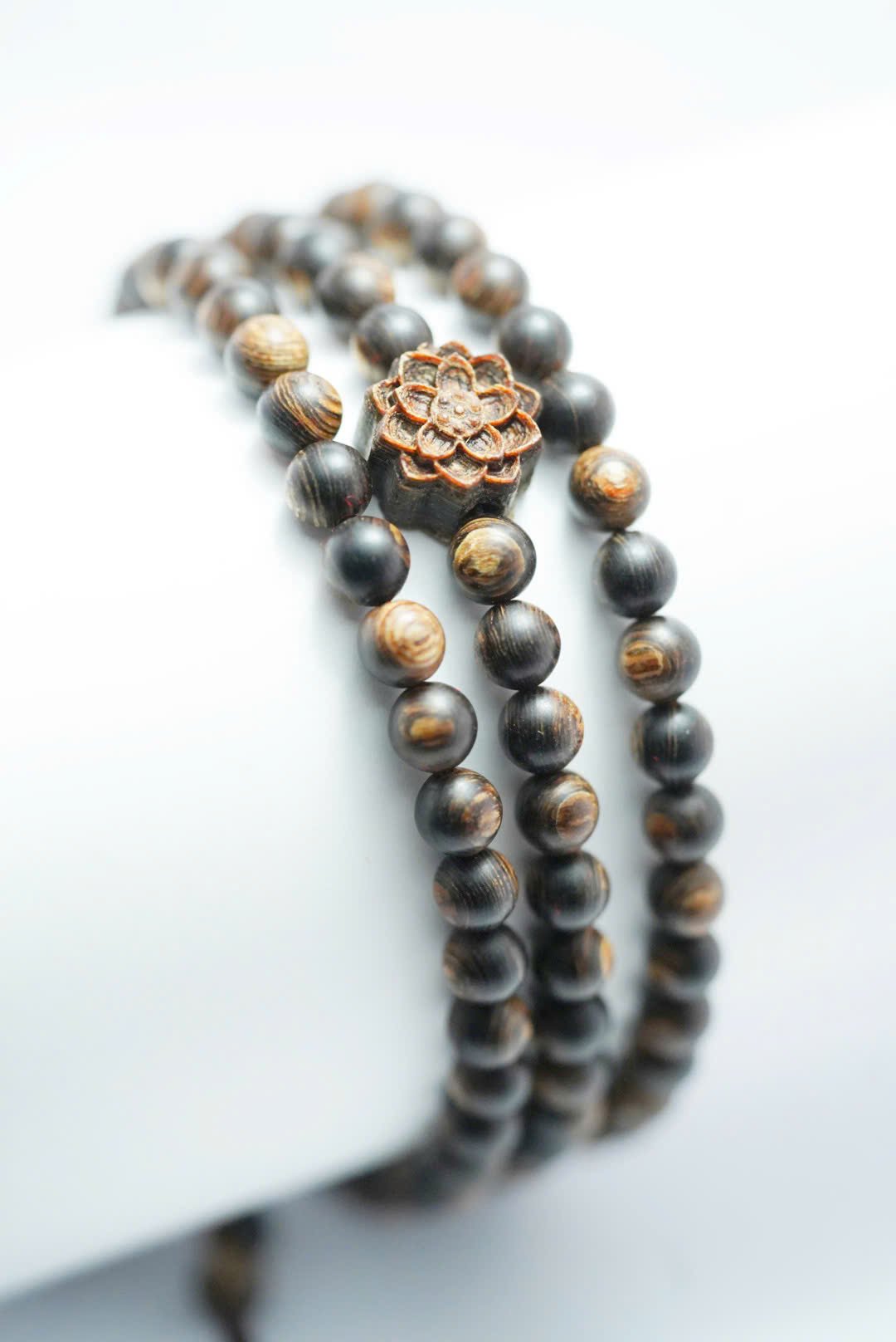 Chuỗi trầm 108 hạt sánh chìm mix hoa sen - Ảnh 3