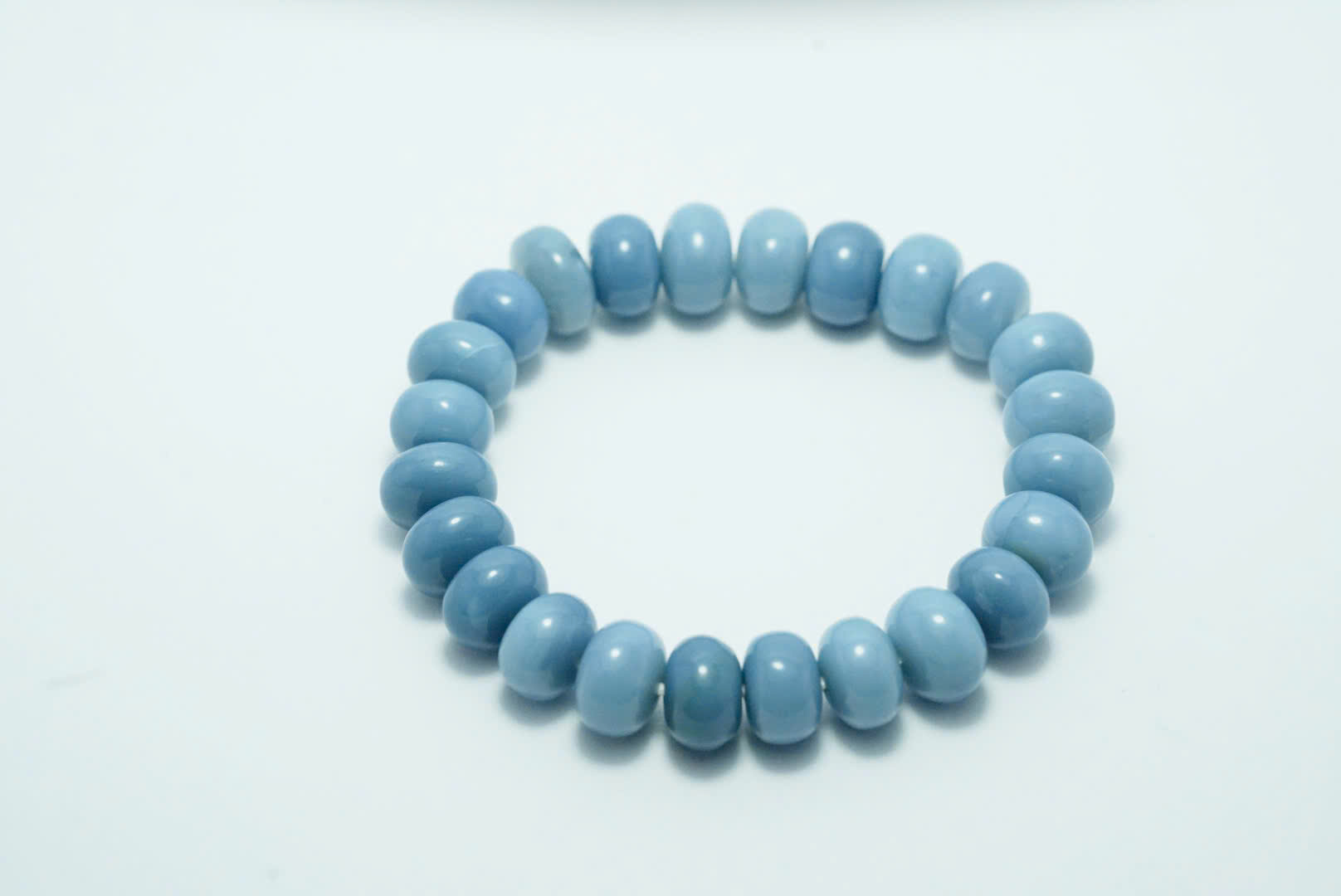 Vòng tay đá Opal xanh tự nhiên sắc xanh dịu nhẹ - Ảnh 2