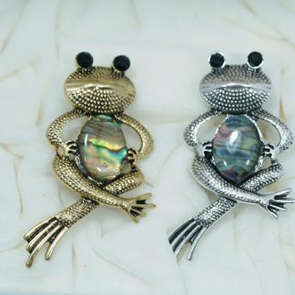 Trâm cài áo hình ếch ôm đá xà cừ – phong cách vui nhộn & cá tính